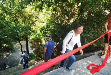 助力文旅市场 展示产投风采——市产投集团组织开展员工登山比赛活动(图7) 助力文旅市场 展示产投风采——市产投集团组织开展员工登山比赛活动(图7)